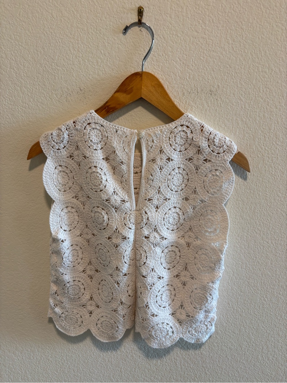 Abercrombie & Fitch White Crochet Lace Sleeveless Camisole - Picture 3 of 3